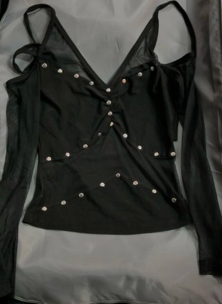 Top Gótico y pantalón negro con tachuelas.