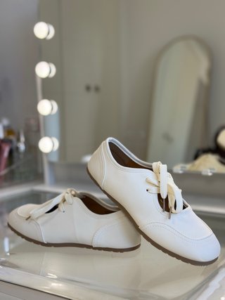 Zapatos planos casuales blancos con cordones