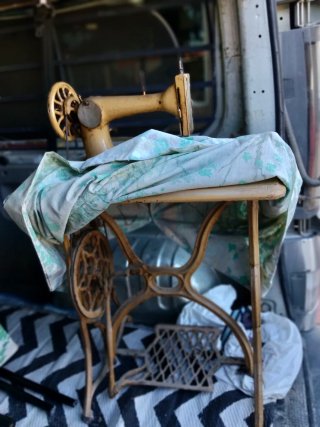 Máquina de coser antigua con mueble