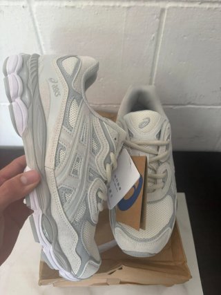 Zapatillas Asics Beige y Gris