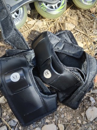Patines en línea con casco y protecciones