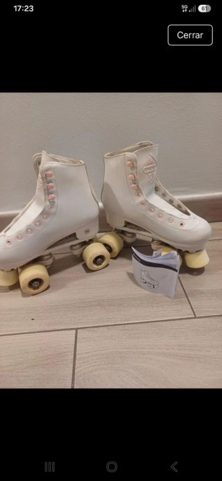 Patines de cuatro ruedas blancos