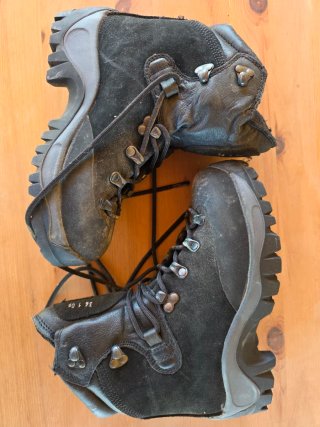 Botas de montaña negras y grises Talla 36 24cm