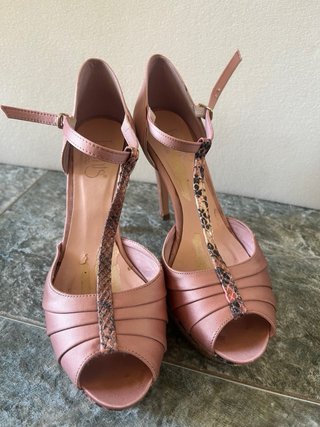 Zapatos y bolso de fiesta rosa