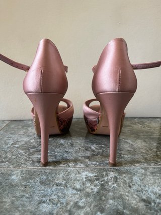 Zapatos y bolso de fiesta rosa