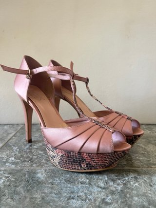 Zapatos y bolso de fiesta rosa