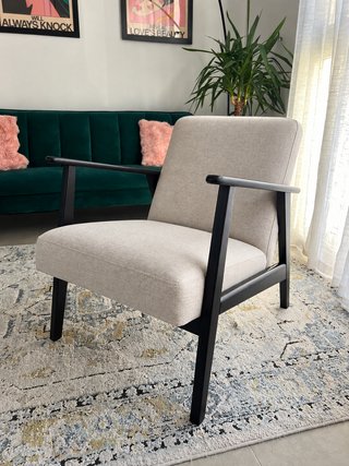 Sillón nórdico beige con reposabrazos negros