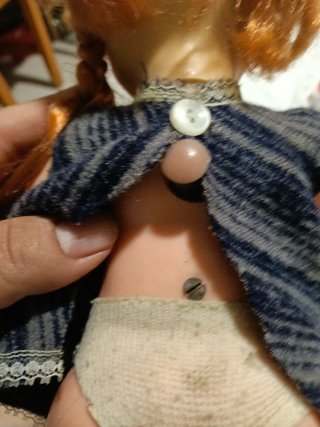 Muñeca antigua costurera