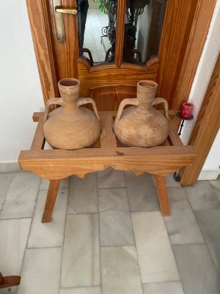 Cantarera de madera con 2 cántaros
