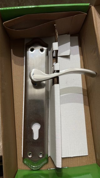 Manilla para puerta con placa. Sólo derecha