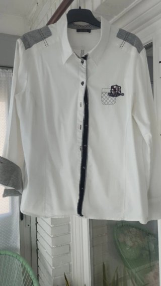 Camisa blanca con detalles