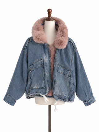 Chaqueta vaquera con pelo rosa