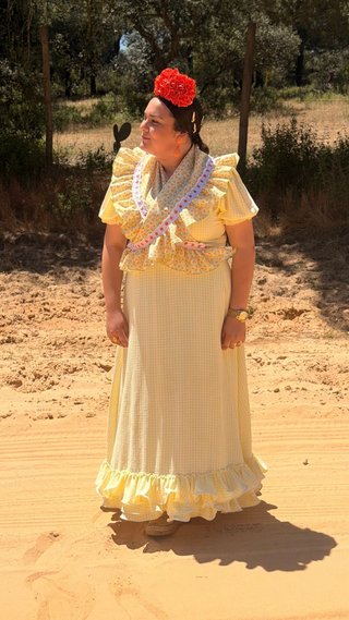 Vestido amarillo con piquillo
