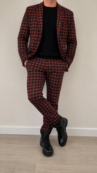Traje de cuadros burdeos y negro