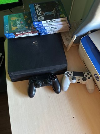 PlayStation 4 con 2 controller e 8 giochi