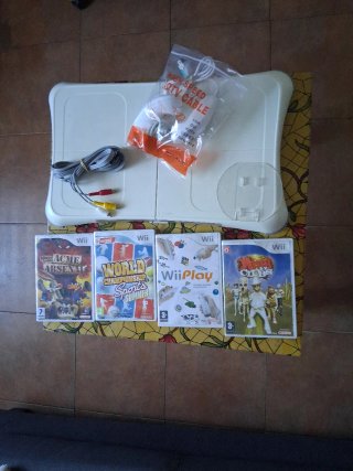 Pacchetto Wii Balance Board + 4 giochi Nintendo in vendita