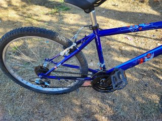 Bicicleta azul para adolescentes