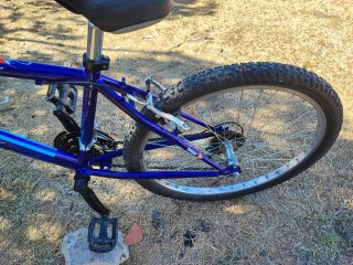 Bicicleta azul para adolescentes