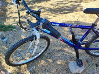 Bicicleta azul para adolescentes