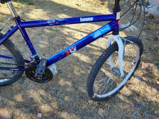 Bicicleta azul para adolescentes