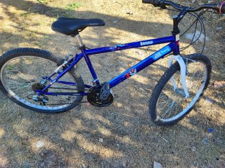 Bicicleta azul para adolescentes