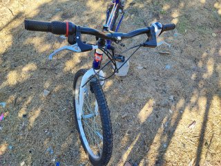 Bicicleta azul para adolescentes