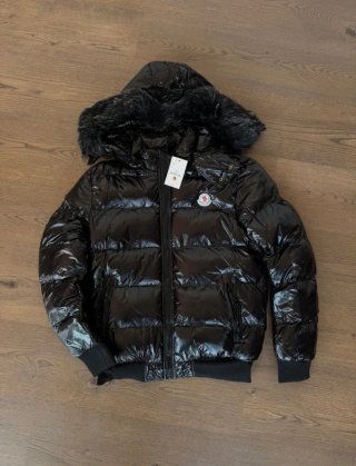Plumífero Moncler Negro con Capucha y Pelo
