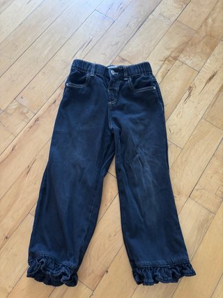 Pantalones vaqueros negros con volantes