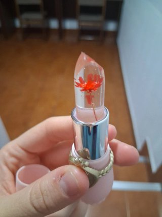 Pintalabios con flor interior