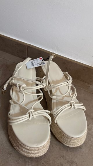 Sandalias cuña beige y blancas