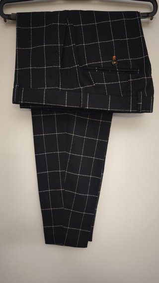 Traje de cuadros negro marca Avail