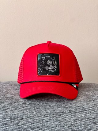 Gorra Roja con Parche de Pantera