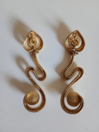Pendientes Largos Dorados con Perlas.