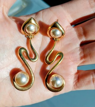 Pendientes Largos Dorados con Perlas.