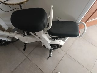 Patinete eléctrico blanco y negro