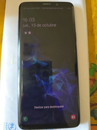 Samsung Galaxy S9+ con design stilizzato. Stato quasi perfetto. Solo una piccola linea