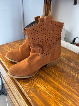 Botines Camperos Troquelados Marrones