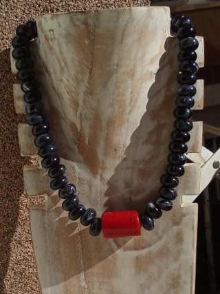 GARGANTILLA DE RESINA NEGRA CON CORAL