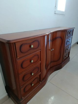Aparador de madera antiguo