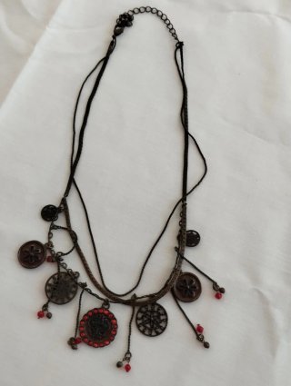 Collar con Abalorios y Detalles en Rojo