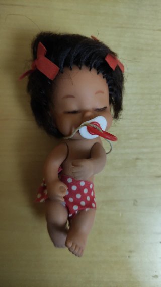 Muñeca bebé japonesa con chupete