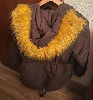 Abrigo marrón con capucha y pelo amarillo