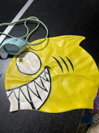 Set de 2 Gorros de Natación y Gafas