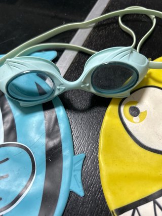 Set de 2 Gorros de Natación y Gafas