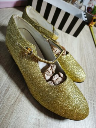 Zapatos dorados brillantes
