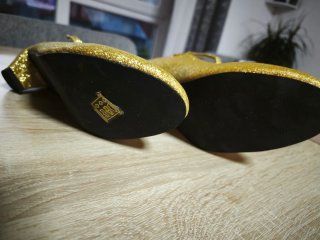 Zapatos dorados brillantes