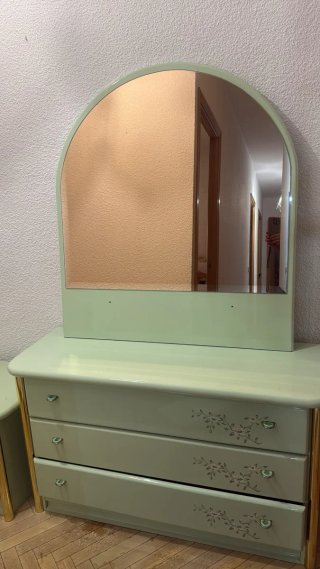 Cómoda de dormitorio con espejo y mesita de noche