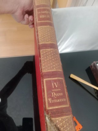 biblia antigua  40 x 28 CM, hojas con pasajes bibl