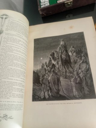 biblia antigua  40 x 28 CM, hojas con pasajes bibl