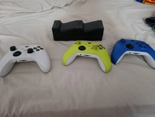 Xbox Series S con 3 mandos y juegos